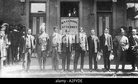 M. K. Gandhi, Rechtsanwalt, Mahatma Gandhi mit seinen Kollegen vor seinem Büro in Johannesburg, Südafrika, altes Vintage-Bild aus den 1890er Jahren Stockfoto