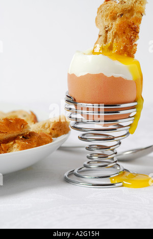 Weich gekochte Eier in eggcup auf weißem Hintergrund Stockfoto