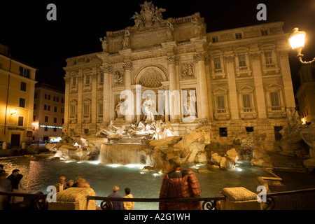 Trevi-Brunnen mit Touristen mit Flutlicht-Beleuchtung in Sommernacht Zeit Rom Italien Europa EU Stockfoto