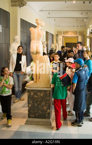 Schülerinnen und Schüler lernen die Kapitolinische Venus Marmor Skulptur im Inneren des Kapitolinischen Museum Rom Italien Europa Stockfoto