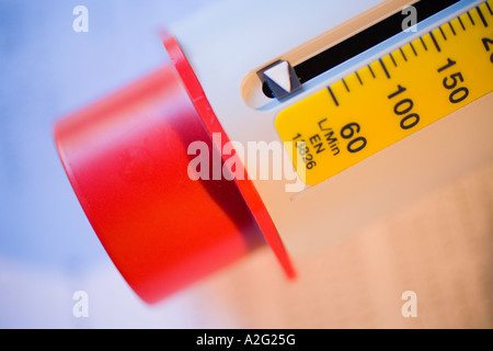 Peak-Flow-Meter europaweit medizinisches Instrument zur Messung der Schweregrad von Asthma Lungenerkrankung Stockfoto