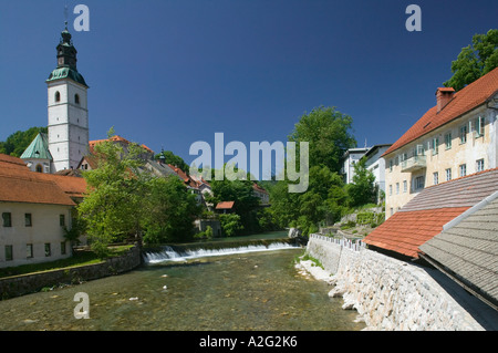 Slowenien, GORENJSKA, Skofja Loka: Jakobskirche & Selscica River Stockfoto