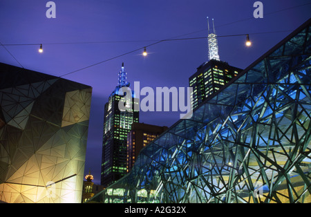 Architektonisches Detail Federation Square und Bürogebäuden in Melbourne CBD Victoria Australien Stockfoto