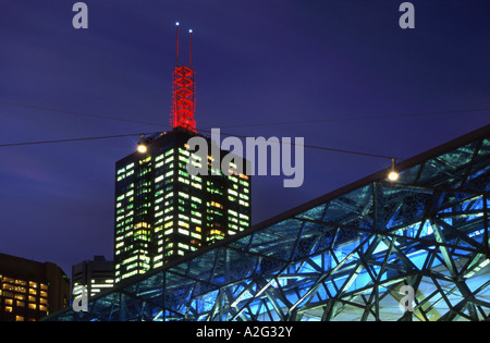 Architektonisches Detail Federation Square und Office Block in Melbourne CBD Victoria Australien Stockfoto