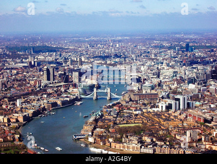Luftaufnahme von London, England von der Tower Bridge, Blick nach Westen Stockfoto