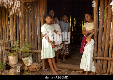 Mexiko, Campamento Hidalgo, Maya-Frau und ihre Töchter Stockfoto