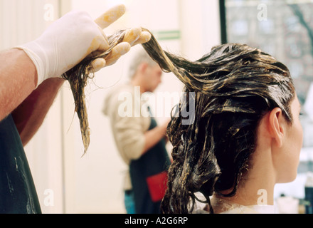 1221972 indoor Haar Dressing Dressing Salon paar junger Mann Fragment Hand Hände Friseur 25 30 Frau lange Haare Stockfoto