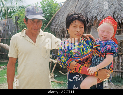 San Blas Inseln, Republik von Panama.  Cuna indische Familie mit Albino Kind. Stockfoto