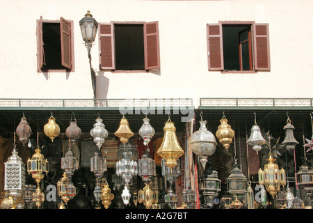 Straßenszene mit Lampen zum Verkauf Marrakesch Marokko Stockfoto