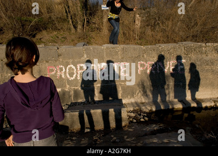 330 der Schatten eines Volkes auf eine Wand mit den Worten Propriete Privee drauf Stockfoto