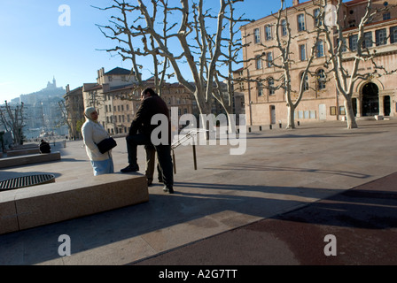 338 eine eckige Aufnahme ein paar Gespräch im Sonnenlicht Quadrat in Marseille Stockfoto