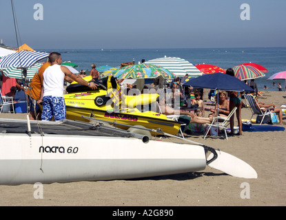 Männer schieben Jet Ski auf einem Wagen über den Strand, La Cala de Mijas, Mijas Costa, Costa Del Sol, Spanien, Europa, Stockfoto