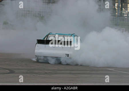 Rauchen die Reifen in einem V8 Nascar-Lager-Auto Stockfoto