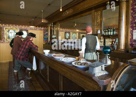 USA, ALASKA, südöstlichen Alaska, SKAGWAY: Maskottchen Saloon Museum, Goldrush Ära BarInterior Stockfoto