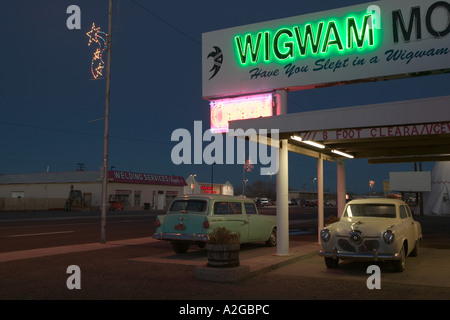 NA, USA, Arizona, Holbrook Route 66, Wigwam Motel, abends, vor dem Eingang mit alten Autos Stockfoto