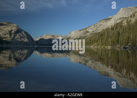 USA, California, Yosemite-Nationalpark: Tenaya Lake späten Nachmittag Reflexionen Stockfoto