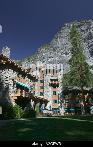 USA, California, Yosemite National Park: The Ahwahnee Hotel (b.1927) Yosemite Village Stockfoto