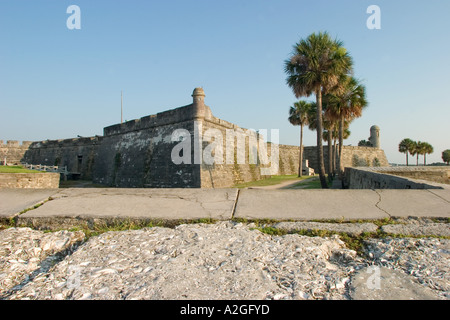 Mit original Morrow-Felswand im Vordergrund. Fort Castillo De San Marcos, St. Augustine, Florida Stockfoto