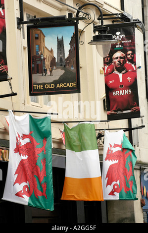 Waliser und irische Flaggen hängen vor der alten Arcade-Pub an einem internationalen Rugby-Wochenende in Cardiff City centre Wales UK Stockfoto