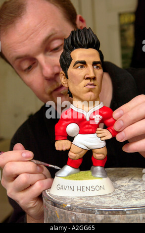 Richard Hughes von der Welt der Groggs Pontypridd, den letzten Schliff für ein Grogg der walisischen Rugby-Spieler Gavin Henson Stockfoto