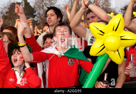 Walisischer Rugby-Fans außerhalb in Cardiff feiert einen Six Nations Championship Grand-Slam-Match-Sieg gegen Irland Stockfoto