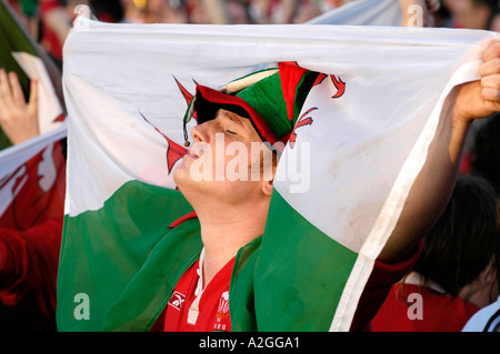 Leidenschaftliche walisischen Rugby-Fan, eingehüllt in die nationale Flagge Wales gewann ein Länderspiel in Cardiff South Wales feiert Stockfoto