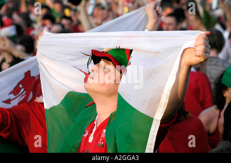 Leidenschaftliche walisischen Rugby-Fan, eingehüllt in die nationale Flagge Wales gewann ein Länderspiel in Cardiff South Wales feiert Stockfoto