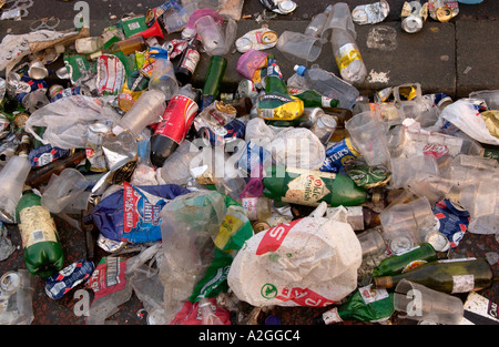 Müll-links von Rugby-Fans in Cardiff City centre South Wales UK Stockfoto