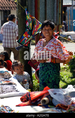 Young Kuna-Frau verkauft Molas und andere Handwerke in El Valle de Anton Markt in Coclé, Republik Panama, Mittelamerika Stockfoto
