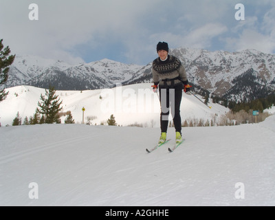 IDAHO. Skilangläufer auf präparierten Trail in der Nähe von Sun Valley, North Valley Trail System, Sawtooth National Recreation Area Stockfoto
