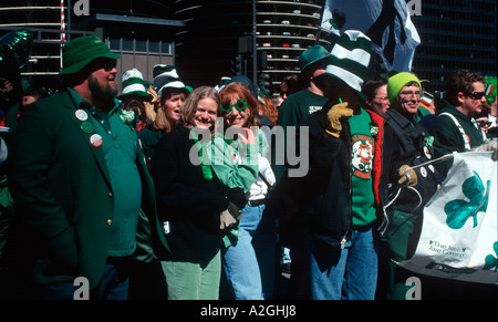 USA, IL, Chicago. Irische Gemeinde feiert St. Patricks Day Parade und den Chicago River grün sterben. Stockfoto