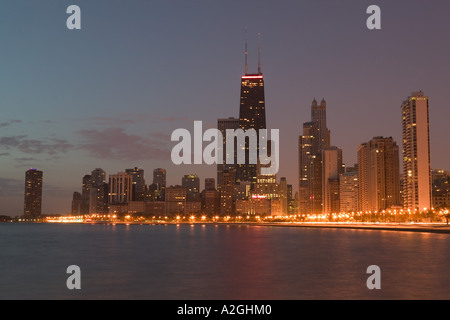 USA, Illinois, Chicago: Dawn Blick auf North Lake Shore Drive und John Hancock Tower vom Nordstrand Allee. Stockfoto