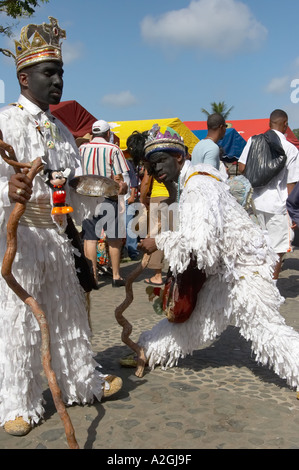 Kongo Kultur Männer verkleidet als Engel für die Kamera auf der Bi Jahrestagung von Teufeln und Congos posieren Stockfoto