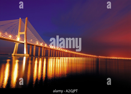 Brücke Ponte Vasco da Gama über Fluss Tejo bei Nacht, Lissabon, Portugal Stockfoto