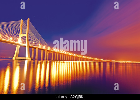 Brücke Ponte Vasco da Gama über Fluss Tejo bei Nacht, Lissabon, Portugal Stockfoto