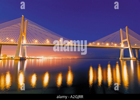 Brücke Ponte Vasco da Gama über Fluss Tejo bei Nacht, Lissabon, Portugal Stockfoto