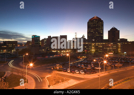 USA, New Mexico, Albuquerque: Downtown Stadtansicht vom Convention Center / Abend Stockfoto