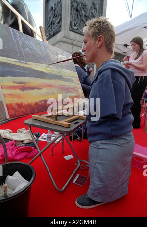 Künstlerin Alison Lapper bei Malerei Event "Kunst im Quadrat" September 2004. Eine Statue von ihr als 8 1/2 Monate schwanger von Mark Q Stockfoto