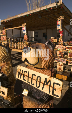 USA, New Mexiko, Ruidoso: Geschnitzte dekorative hölzerne Bären zum Verkauf Stockfoto