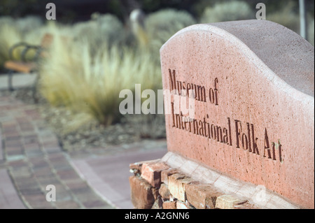 USA, New Mexico, Santa Fe: Museum Hill, Zeichen für Museum der internationalen Volkskunst Stockfoto