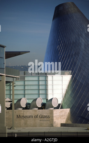 USA, Washington, Tacoma. Außergewöhnliche Architektur der Öffnungen & geneigten Kegel dominieren Vorderansicht; Glasmuseum Stockfoto