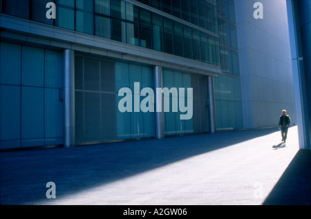 Arbeiter zu Fuß vor der Gebäude und Büros South Bank London England Stockfoto