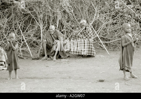 Eskapismus Weltreisen. Überland Abenteuer Safari Reisen in der Masai Mara in Tansania in Sub-Sahara-Afrika. Unerschrockene Kultur-Natur-Reisen Stockfoto