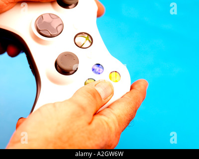 Mann, der Spiele-Controller-Modell veröffentlicht Stockfoto