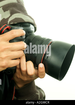 Junger Mann mit Kamera Modell veröffentlicht Stockfoto
