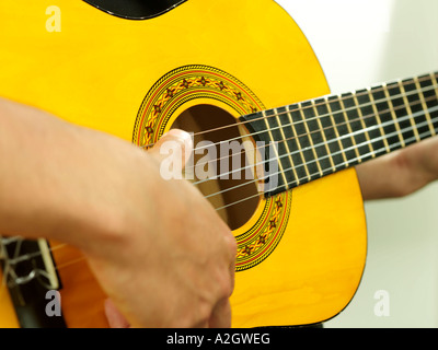 Anonyme Person oder Musiker spielen eine traditionelle Holz- Akustische Gitarre Stockfoto