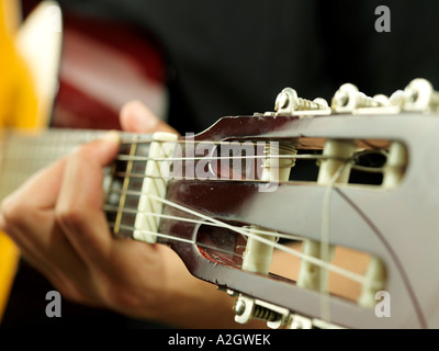 Anonyme Person oder Musiker spielen eine traditionelle Holz- Akustische Gitarre Stockfoto