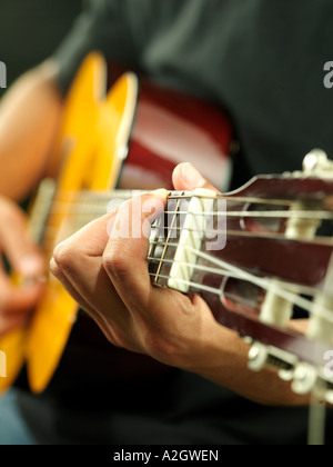 Anonyme Person oder Musiker spielen eine traditionelle Holz- Akustische Gitarre Stockfoto