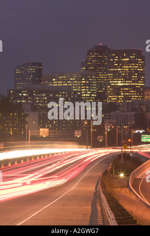 USA, Washington, Bellevue: Abend Blick auf Stadt mit Rush Hour Traffic von RT. 405 Stockfoto