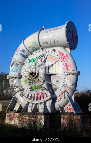 Graffitti überdachte stillgelegten Abwasserpumpe in der Nähe von Abbey Mills Pumping Station East London Stockfoto